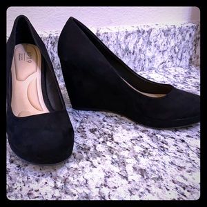 Black wedges